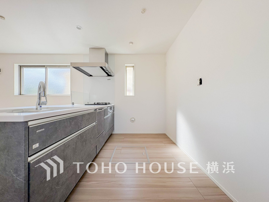 明るく開放的なキッチンは、収納力と使い勝手を兼ね備えた機能的なデザインで毎日の料理が快適です。