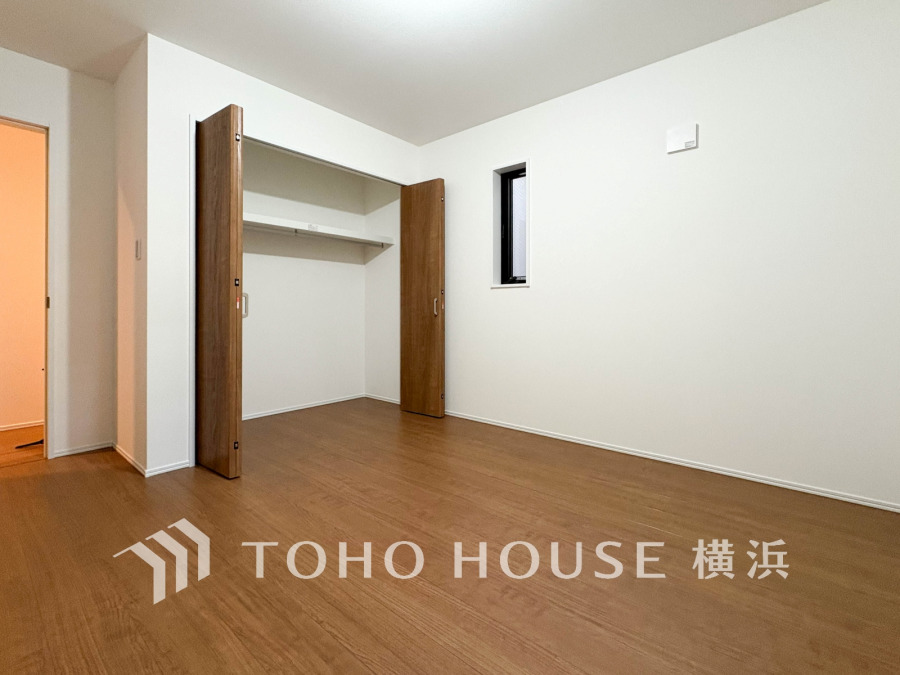 シンプルで明るい洋室は、収納力のあるクローゼット付き。多用途に使える快適なプライベート空間です。