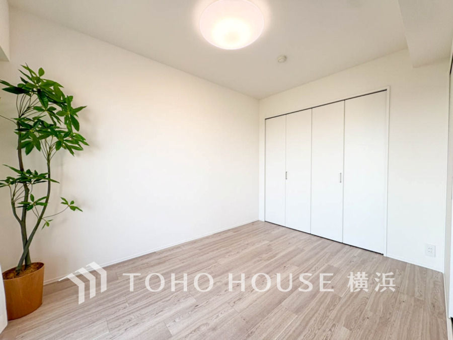 過ぎ行く時間をゆったりと感じることができる落ちついたプライベートルーム。リビングで楽しく過ごした後はゆっくり寛ぎの時間を満喫できます。静かな環境でリラックスタイムを愉しんで。