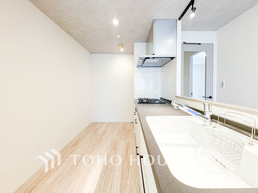 誰もが使いやすいデザインにこだわったキッチン。プライベートスペースを彩るインテリアとしての美と、快適な日常を支える機能性と強さがひとつになったキッチンです。