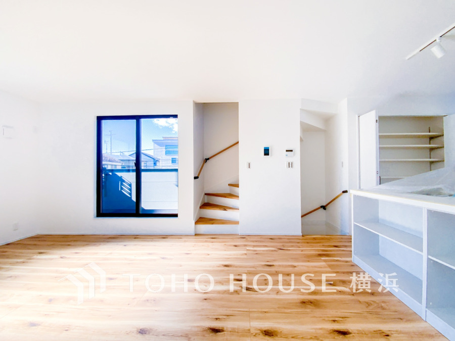 光と風が溢れる開放的なリビングダイニングには自然と家族みんなが集まってきます。明るく穏やかな空気の中で飲んだり、食べたり、笑ったり。