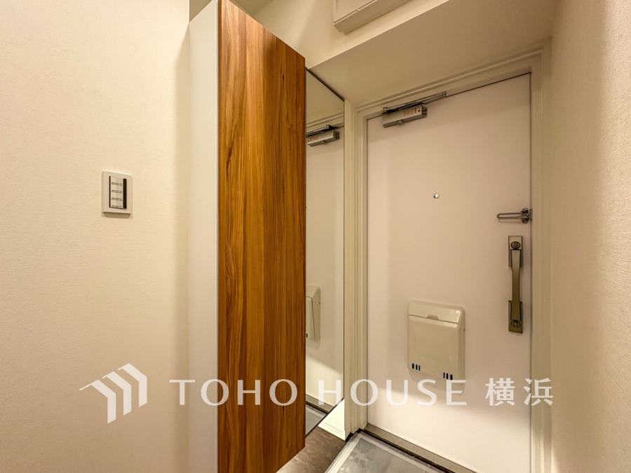 ご家族の帰り、訪れる方を優しく迎え、やすらぎに満ちた生活空間を予感させる。健やかな暮らしを楽しめそう。