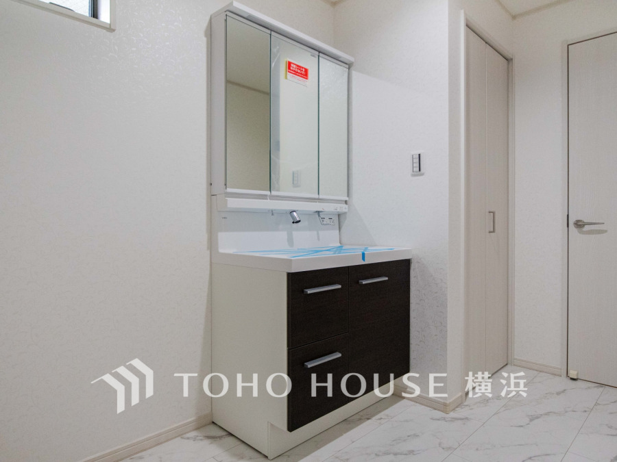 十分な大きさの洗面台は、身だしなみチェックや歯磨きなど、朝の慌ただしい時間でも余裕とゆとりを感じて頂けます。