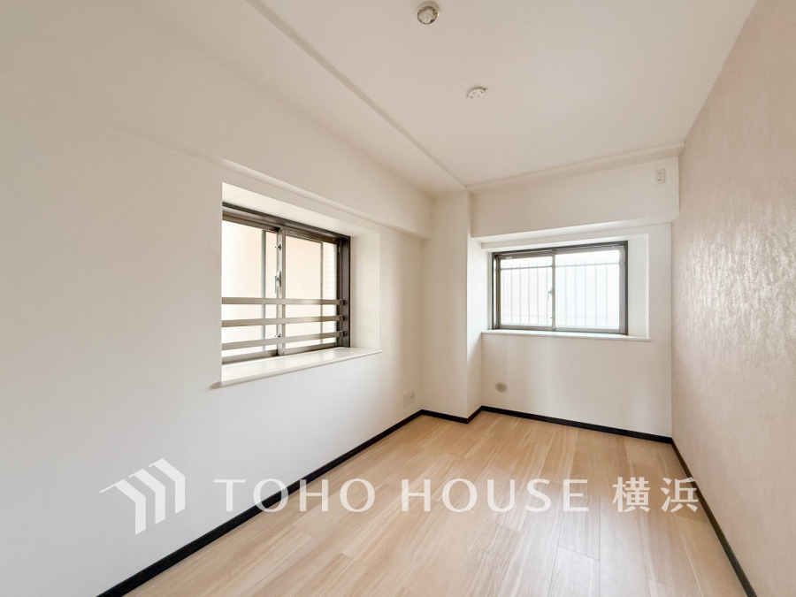 2面採光で明るく風通しの良い洋室。シンプルな内装で多彩なインテリアに対応可能です。