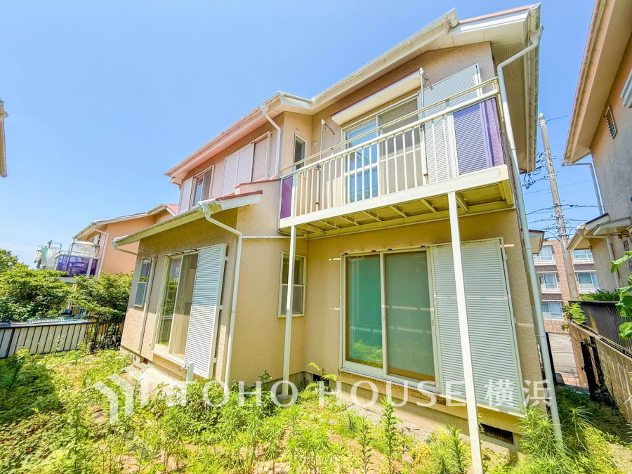 陽当たり良好な南庭付きのお住まい。ゆとりある空間は多彩な樹木で彩り心地よい空間に。
