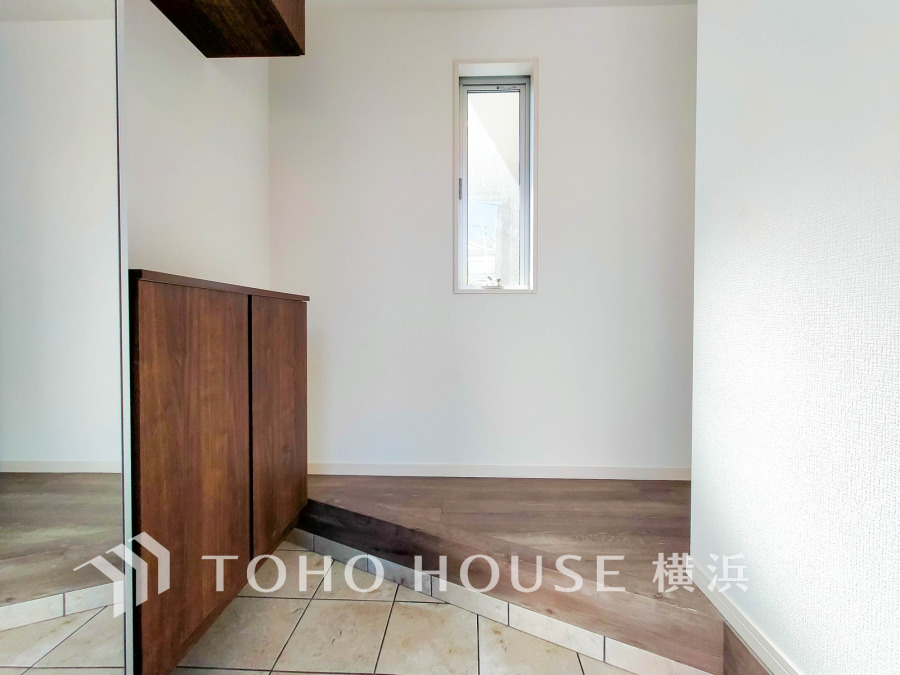 清潔感溢れる玄関がお出迎えする本邸宅の物語は、ここから始まる日常を期待させます。この場所には「希望」と「優越」で包み込んでくれる「特別」な空間があります。