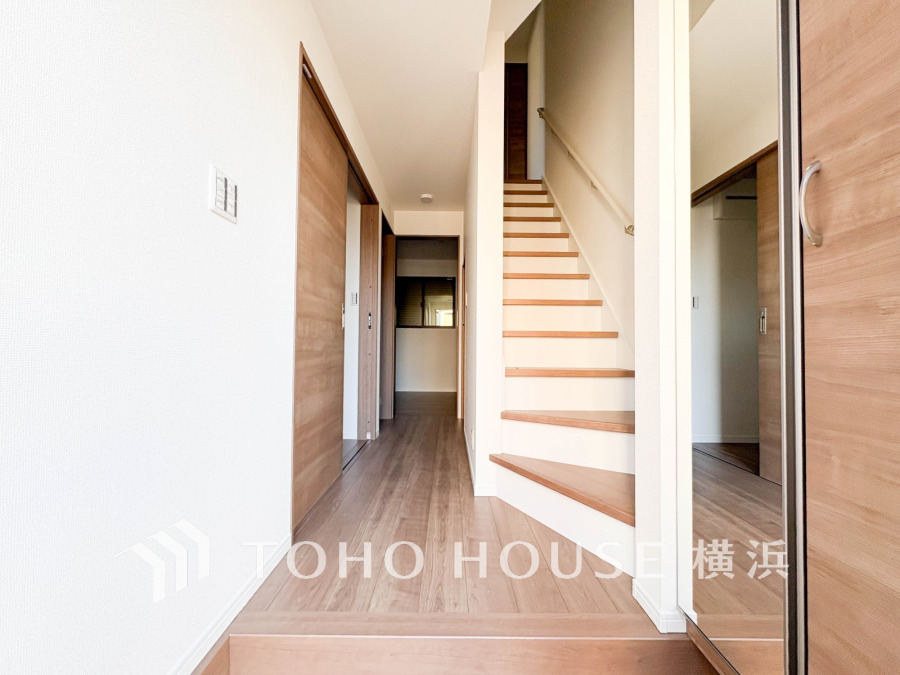 収納力の豊富なシューズボックスを設置した玄関スペース。ウッド調の落ち着きある空間です。
