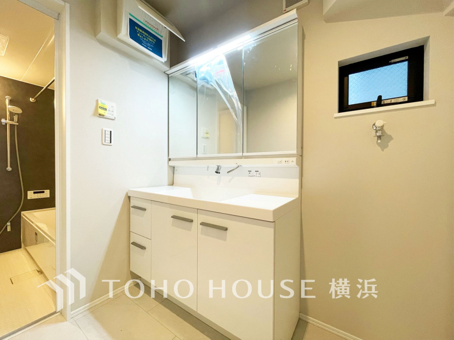 一日の始まりと終わりを心地よく演出し、多彩な機能が備えられたパウダールーム。心地よいリフレッシュ空間。清潔感ある洗面台は、身だしなみチェックや肌のお手入れに。