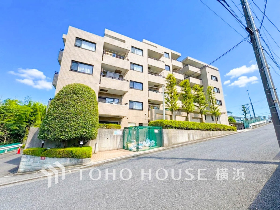 緑に恵まれた閑静な住宅地。ふりそそぐ陽射しと青空を背景に美しさを醸す佇まい。