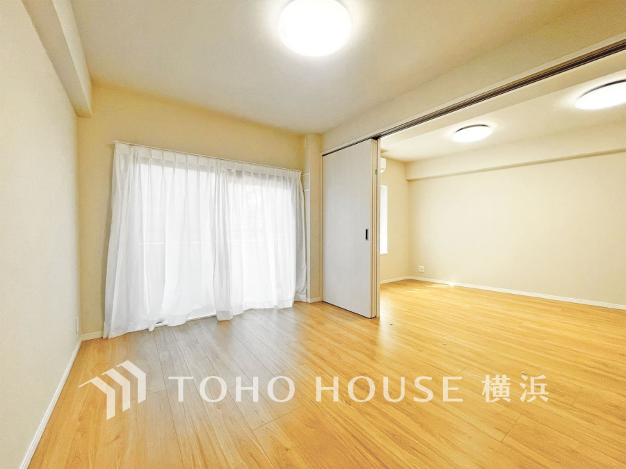 バルコニーに面した明るい洋室。穏やかな陽射しが、ゆったりとした寛ぎの時間を包みます。
