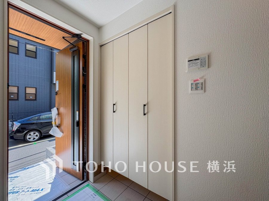 靴を履いたまま出入りできる大型のクロークが設けられています。靴類だけでなく、かさばる物も収納できます。