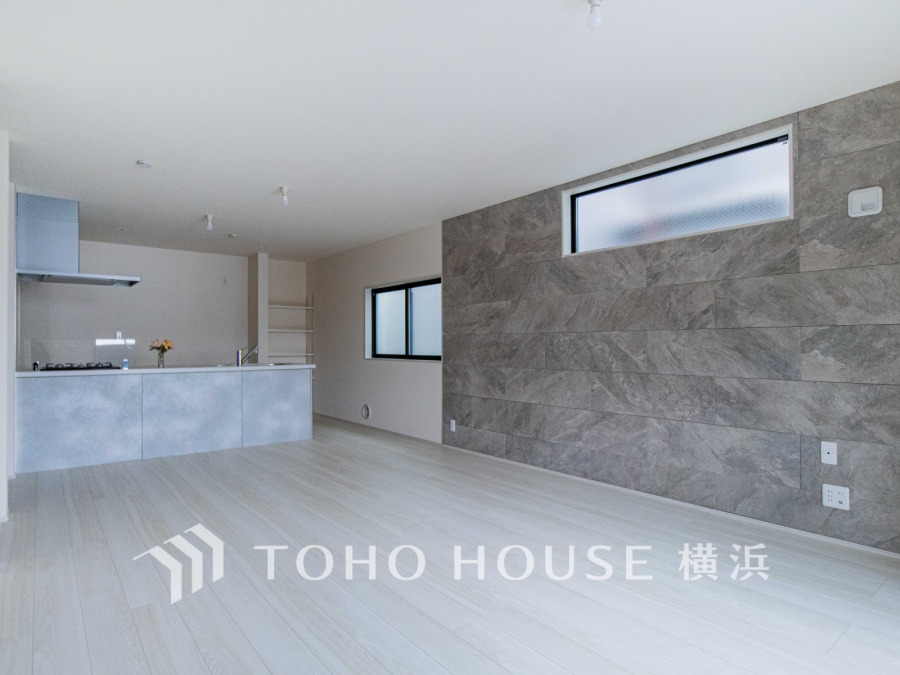 家族みんなが爽やかに健やかに過ごせるように、溢れる光をたっぷり取り込んだリビングダイニング。集いの場、憩いの場としての快適性を求めたやすらぎの空間です。