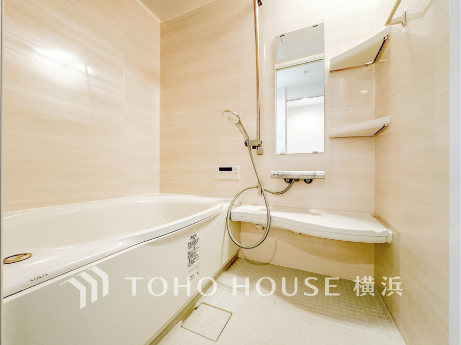 明るい色合いと上質な質感が美しいバスルーム。一日の疲れをさっぱりと洗い流し、寛ぎとリフレッシュのための大切な空間。