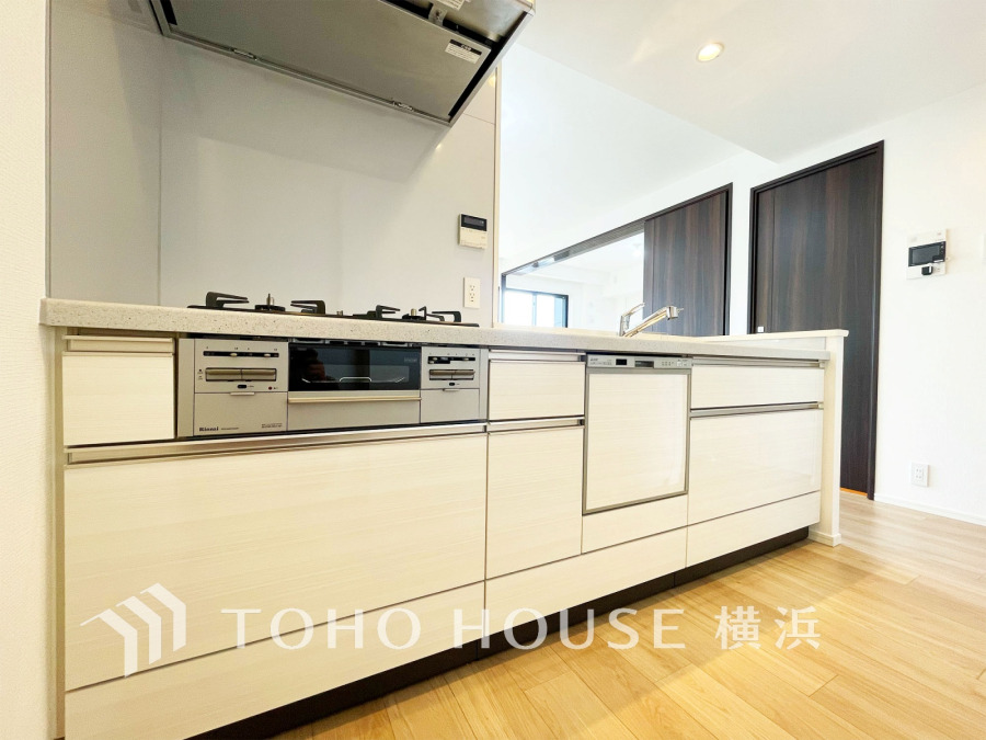 スタイリッシュな対面キッチンを採用。リビングが見渡せるので、お子様を安心して遊ばせながら家事ができ、リビング学習をするお子様にも声がかけやすい自然な距離感。 