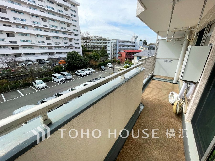 南向きの明るいバルコニー。開放的な空間を演出しながら、プライベート性も確保された空間です
