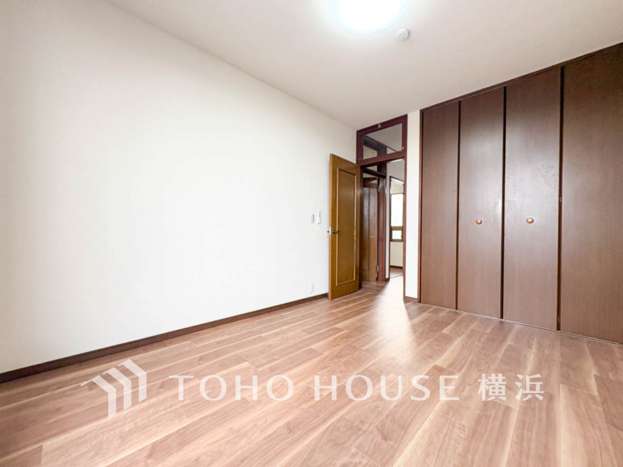 穏やかな風と陽光を導き、プライバシーに配慮された設計プランを採用し、居住性を一段と心地よいものにしています。明るく開放的な空間を演出しております。