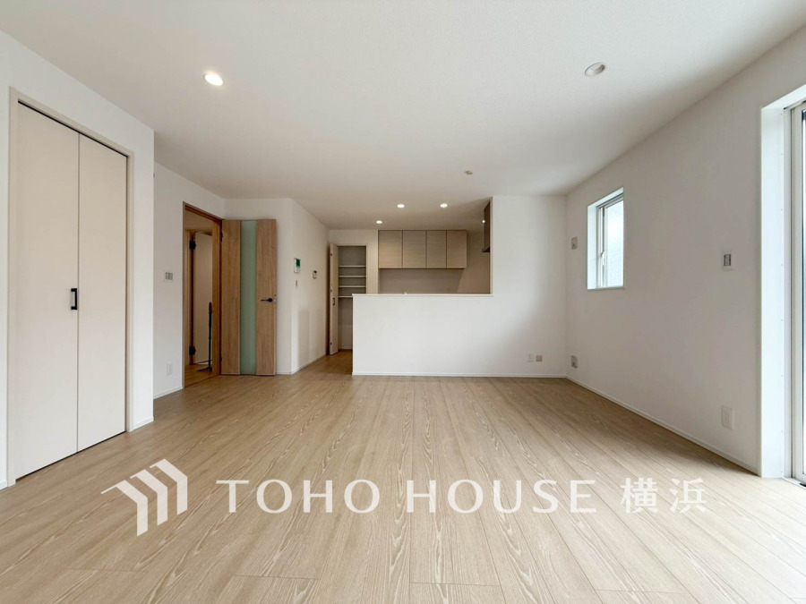 開放的な広さと2面採光がもたらす、光溢れ豊かな居住空間はこの住まいのクオリティを感じさせてくれます。豊かな時間が流れるこの場所に暮す喜び。