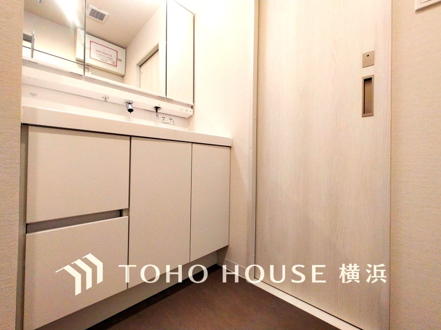 十分な大きさの洗面台は収納もさる事ながら、身だしなみチェックや歯磨きなど、朝の慌ただしい時間でもホテルライクなスペースで余裕とゆとりを感じて頂けます。