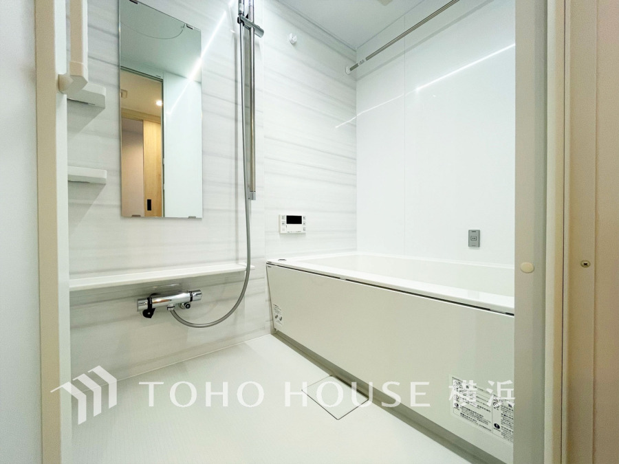 1日の疲れを取り心身を癒すことができる住まいの中のリラクゼーション空間、バスルーム。心からゆったりと寛いでいただけるよう、明るく清潔感のある色合いで仕上げています。