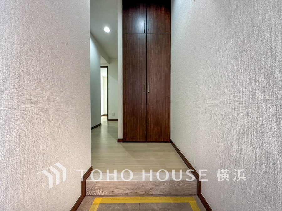 シンプルで清潔感のある玄関ホール。大容量収納で日常の整理整頓もスムーズに行えます。