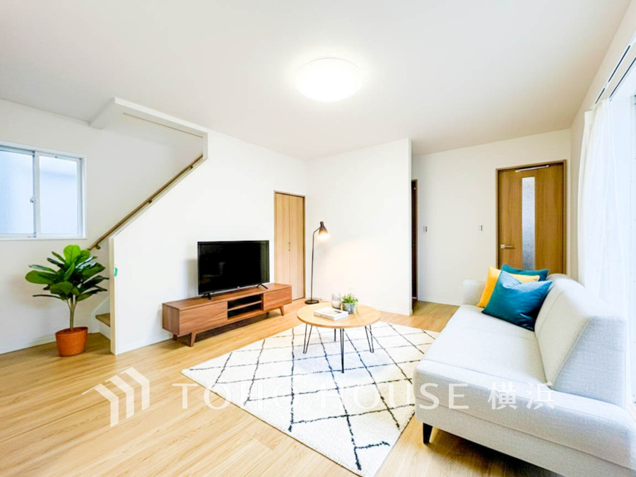 ここにはみんなが集い、食事と楽しい会話が始まる。話に夢中になりすぎて、ついつい時を忘れてしまう。そんな束の間の幸せを感じさせてくれる場所。（家具・装飾品はAI加工）