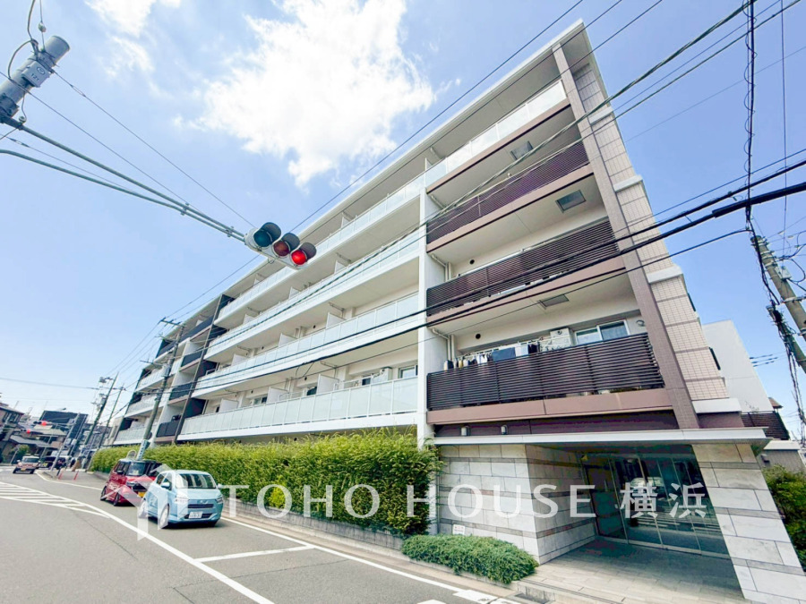 爽やかな青空の下に贅沢なほどに降り注ぐ陽光、豊かな居住性と、クオリティが見事に調和した住空間は、住まうことの喜びを感じさせてくれます。