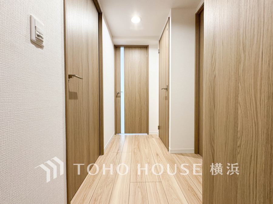 上質感漂う玄関と廊下。居住者の帰り、訪れる方を優しく迎える・安らぎに満ちた生活空間を予感させる。健やかな暮らしを楽しめそう。