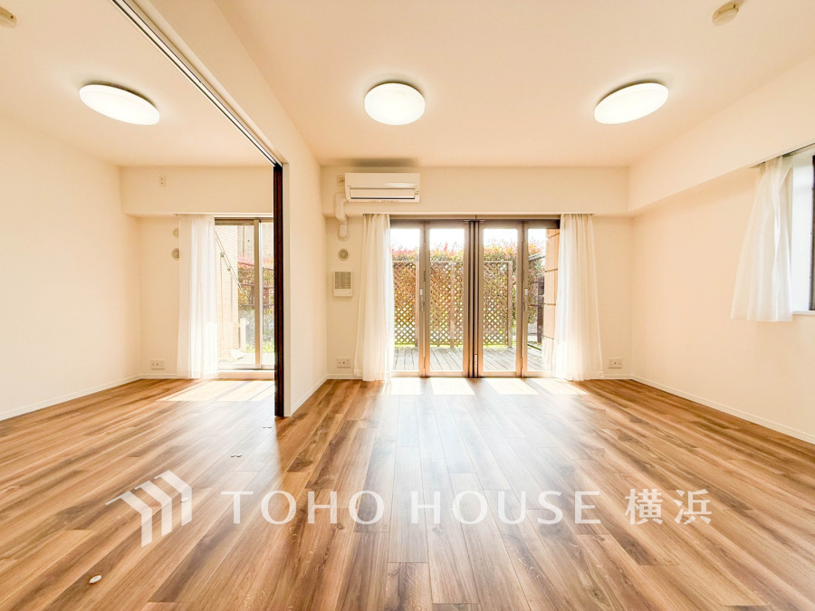 明るく開放的な空間が広がるLDK。室内には豊かな陽光が注ぎ込み、爽やかな住空間を演出。ホームパーティーでもゲストと一緒に料理を楽しみながら楽しい時間を過ごせそう。