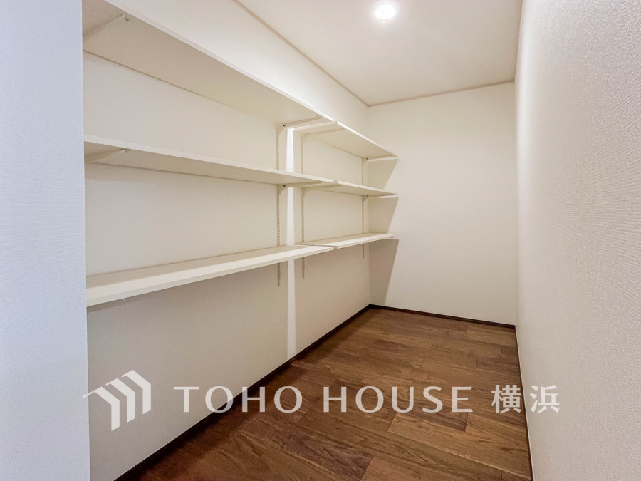 大型パントリー付き。暮らし心地を大きく左右する収納を、適材適所に配置し使い勝手を考慮。空間を余すところなく有効利用した収納は生活空間をより上質なものにしてくれるでしょう。