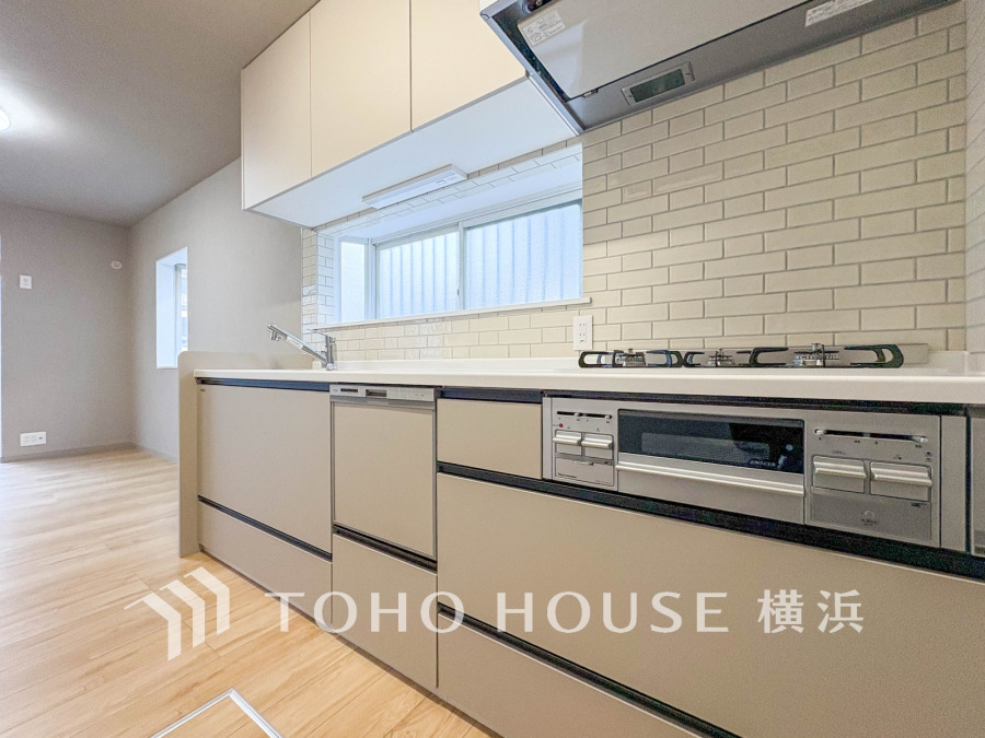 手元の収納から、足元の収納までが全てスライド式で、奥のスペースまで有効に活用できます。奥まで上から見渡せるので、たまにしか使わない調理器具もサッと取出せます。