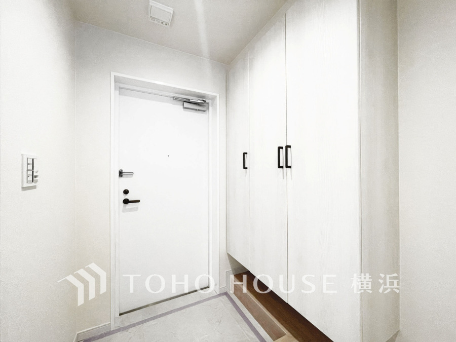白を基調とした上質感漂う玄関と廊下。居住者の帰り、訪れる方を優しく迎える・安らぎに満ちた生活空間を予感させる。健やかな暮らしを楽しめそう。