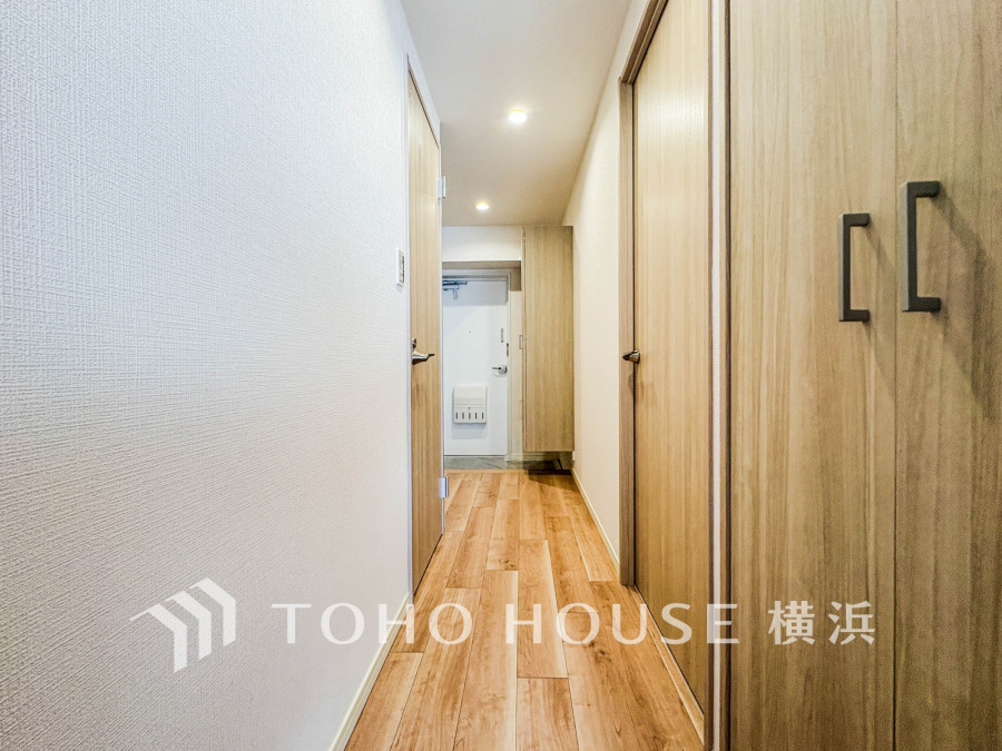 上質感漂う玄関と廊下。居住者の帰り、訪れる方を優しく迎える・安らぎに満ちた生活空間を予感させる。健やかな暮らしを楽しめることでしょう。