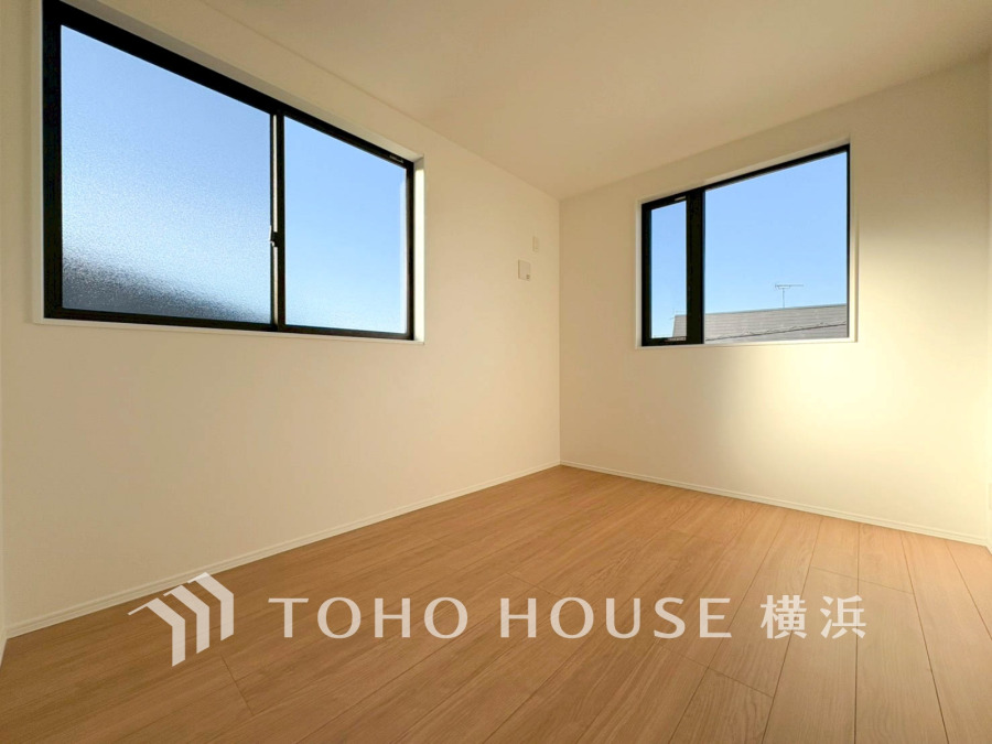 採光もアクセントの一つとして。プライベートルームにはやさしい光が射し込んでいて、この明るい好みの空間で読書をしたり、音楽を聞いたりと一人の時間も充実したものにできます。