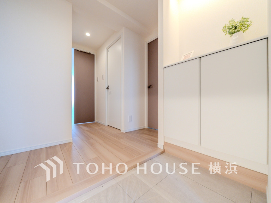 上質感漂う玄関と廊下。居住者の帰り、訪れる方を優しく迎える・安らぎに満ちた生活空間を予感させる。健やかな暮らしを楽しめることでしょう。