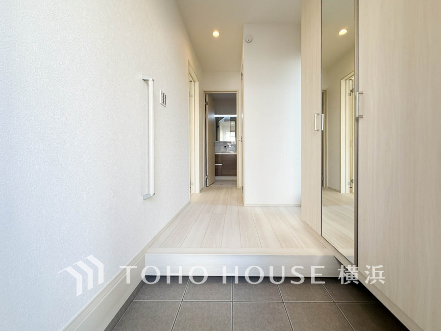 お客様をお迎えする玄関は落ち着いた雰囲気。帰り着くたびに洗練されたテイストの空間に迎えられ誇りと喜びを感じる玄関まわりです。