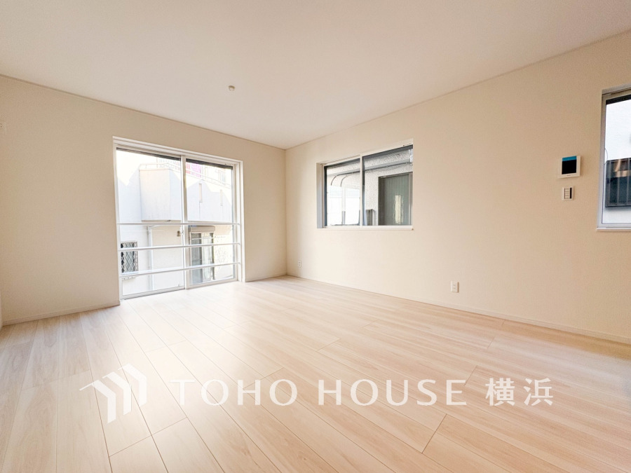 家族と過ごすひと時を溢れる光が優しく包み込むリビングダイニング。家族とともに、心穏やかに過ごすひととき。家族との時間、自分の時間を大切にできる空間がここにあります。