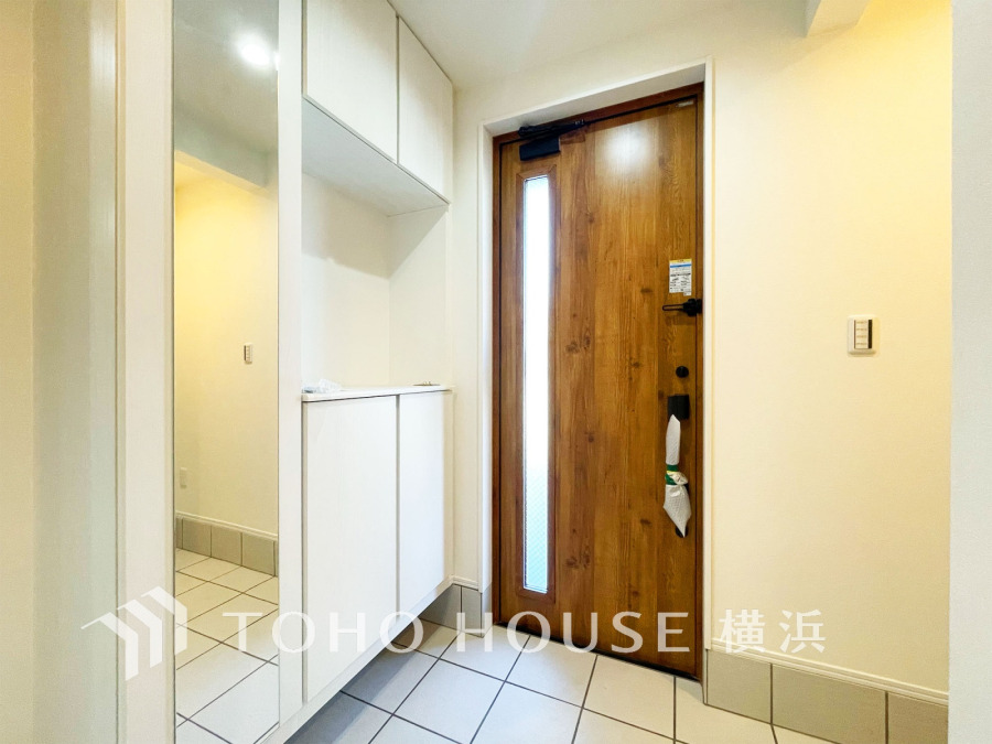 豊かなプライベートタイムへ誘うモダンテイストな玄関。デザインや素材が美しい調和を奏でている空間です。お客様をお迎えする玄関は落ち着いた雰囲気です。