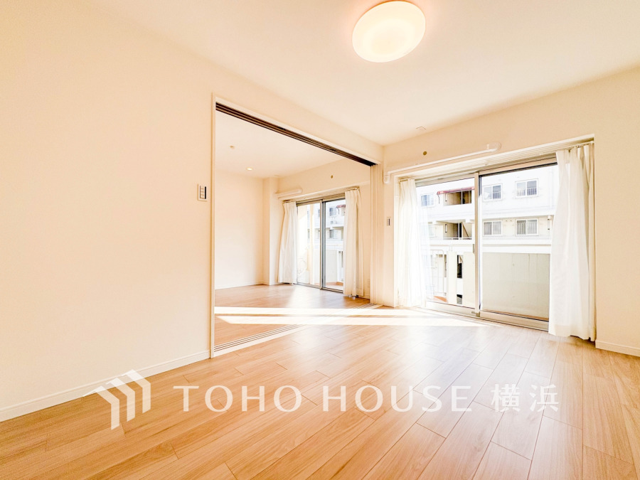 バルコニーに面した南向きの明るい洋室。扉を開放して隣接するリビングと一体化して使うことも可能です。
