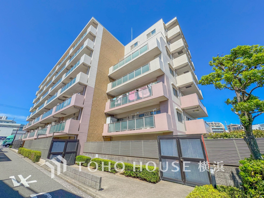爽やかな青空の下に贅沢なほどに降り注ぐ陽光、豊かな居住性と、クオリティが見事に調和した住空間は、住まうことの喜びを感じさせてくれます。
