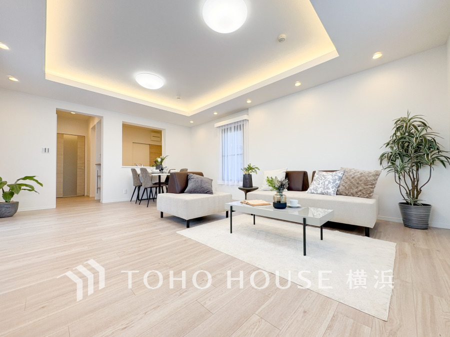 明るく開放感のあるリビングは、家族が集う憩いの空間。織り上げ天井が高級感を演出する広々空間です。