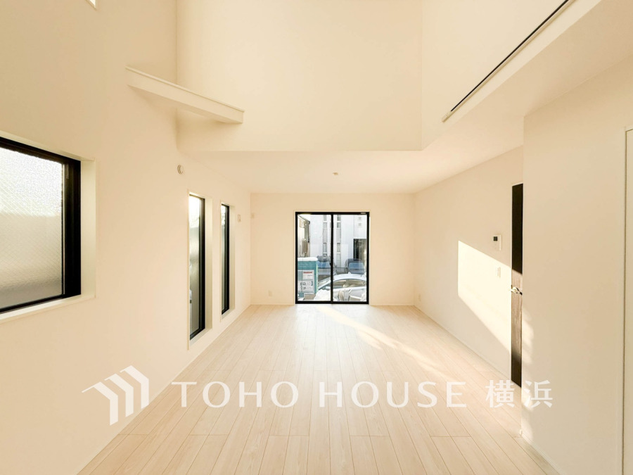 明るく開放的な空間が広がるLDK。室内には豊かな陽光が注ぎ込み、爽やかな住空間を演出。
