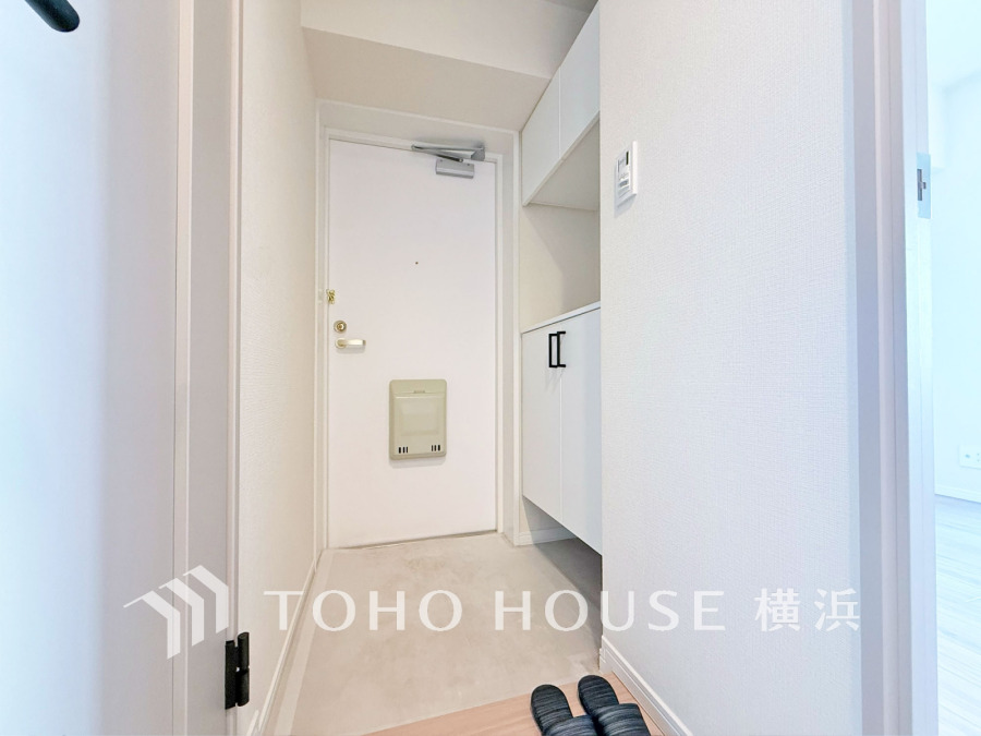 白基調の玄関は、収納力のあるシューズボックス付きでスッキリとした空間を実現しています。