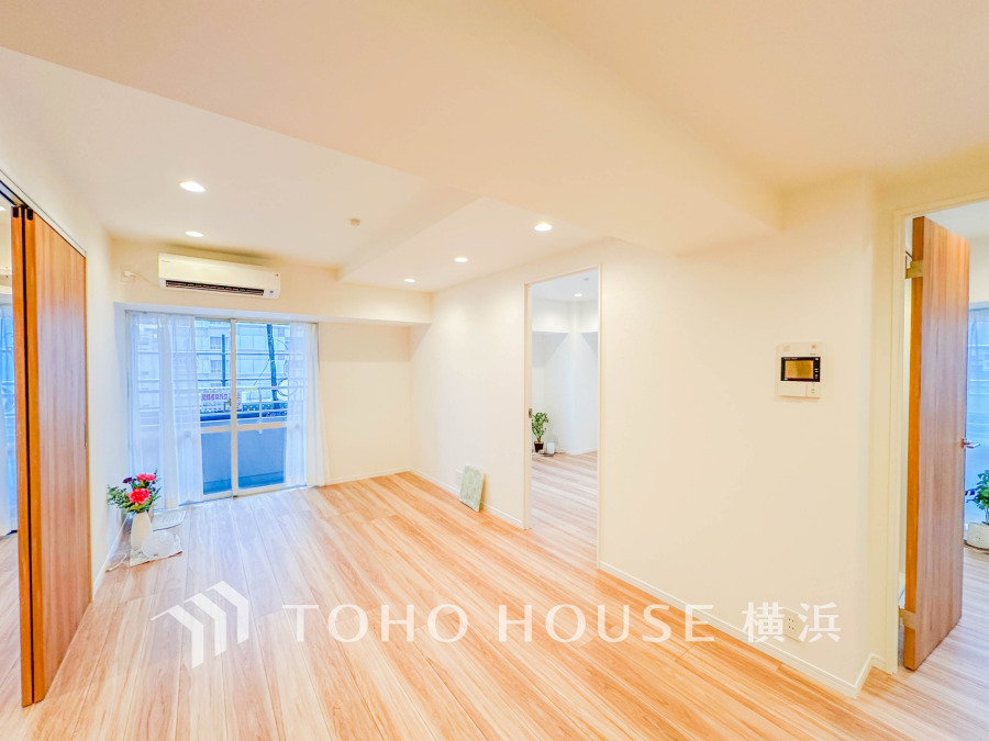 やわらかな陽射しがふりそそぎ、室内に開放感と爽快感をもたらします。
