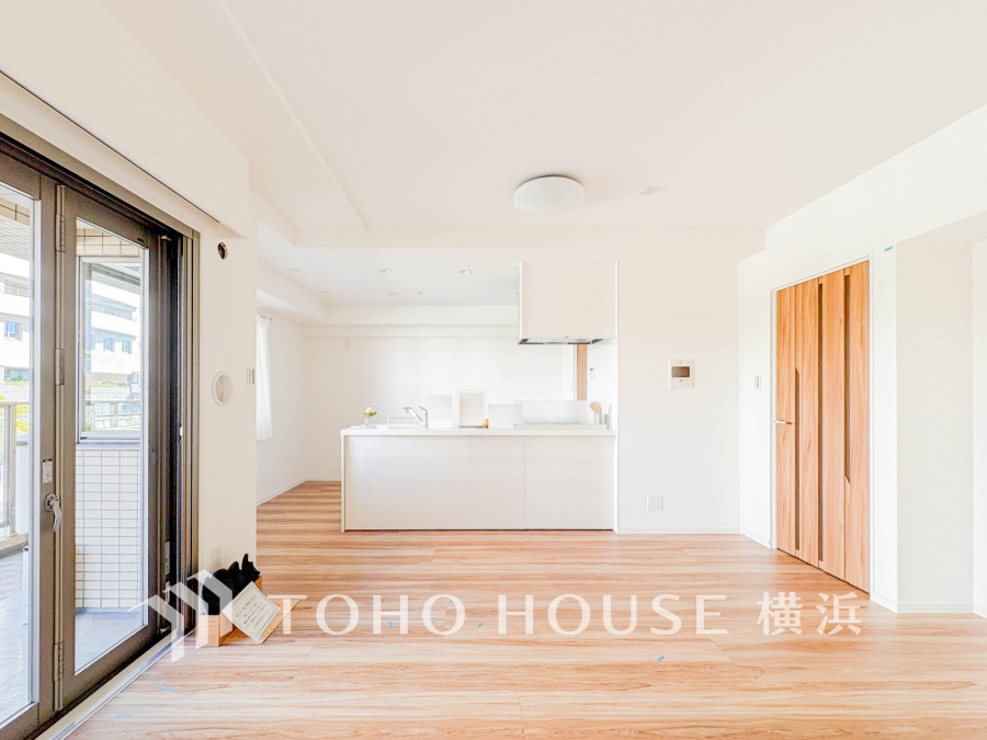 明るく開放的な空間が広がるLDK。室内には豊かな陽光が注ぎ込み、爽やかな住空間を演出。ホームパーティーでもゲストと一緒に料理を楽しみながら楽しい時間を過ごせそう。