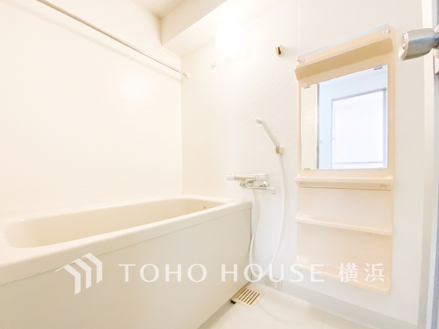 心地よいリラックスを叶える清潔感溢れる美しい空間。快適で機能的なバスルームです。
