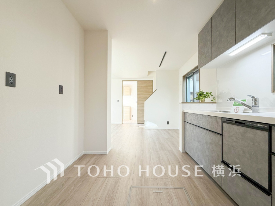 誰もが使いやすいデザインにこだわったキッチン。プライベートスペースを彩るインテリアとしての美と、快適な日常を支える機能性と強さがひとつになったキッチンです。