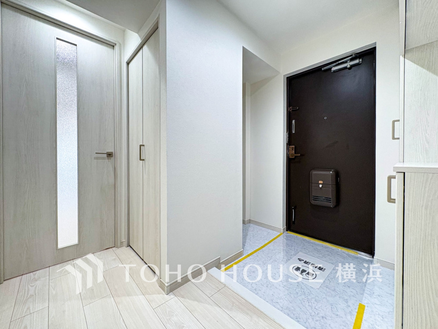 清潔感あふれる玄関スペース。収納充実でスッキリ片付き、快適な住まいの第一歩をサポートします。