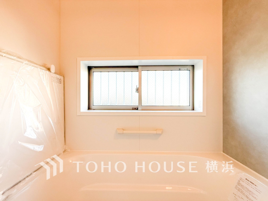 清潔感あふれる白を基調とした浴室。換気に便利な小窓付きで、快適なバスタイムを実現します。