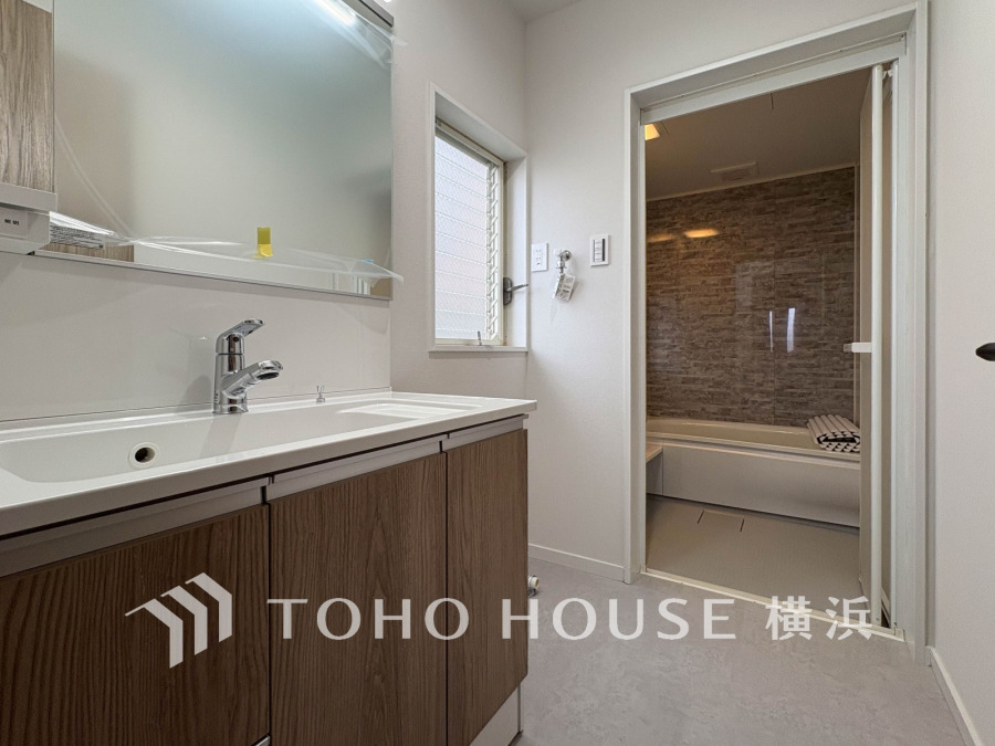 落ち着いた空間を演出するカラーと、ゆったり落ち着いてお使い頂ける広さが魅力のパウダールーム。居室からも独立しており、プライベート空間を保ちます。