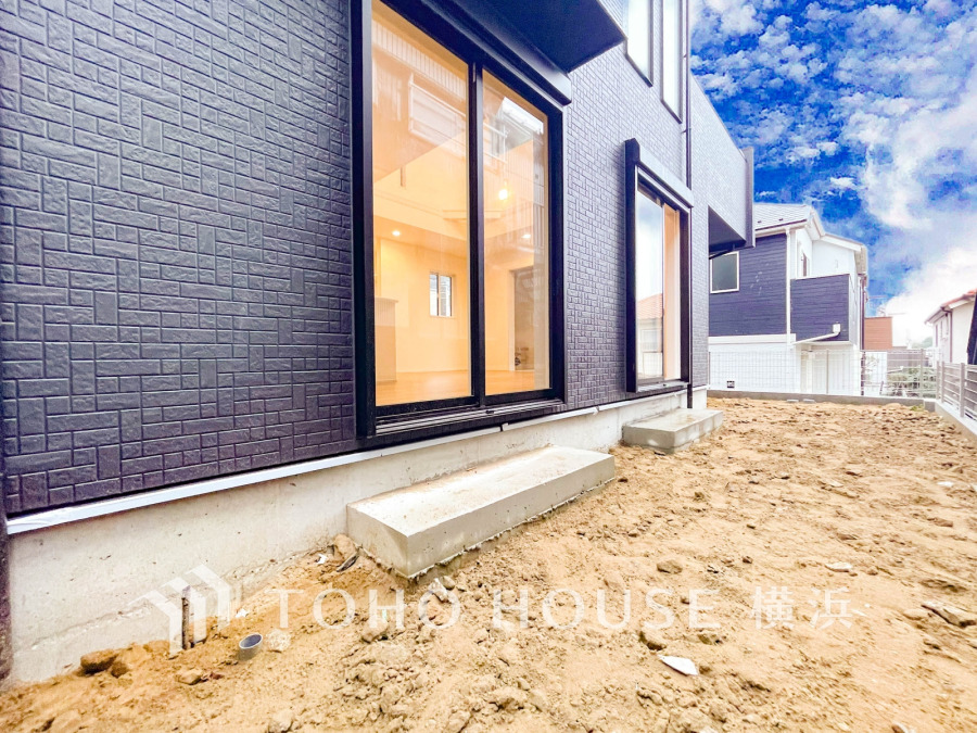 毎日の暮らしの中に癒しを与えてくれるお庭スペース。小さなお子様の遊び場にもちょうど良い空間です。ガーデニングで色とりどりの草花を綺麗に飾ればより一層華やかな空間になります。